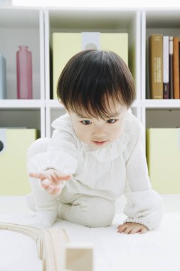 Evde oyuncaklarla oynayan tatlı bir Japon kızı.