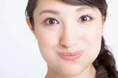 Yanakları kabarık Asyalı genç kadına yakın durun.