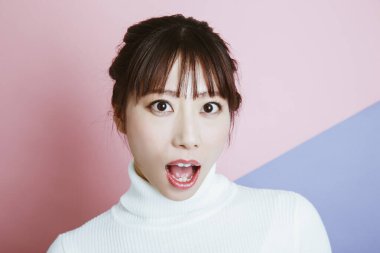 Asyalı kadın, şok ifadesi, stüdyo çekimi. 