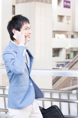 smartphone üzerinde konuşan işadamı