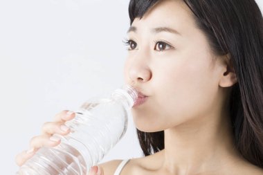Asyalı genç kadın içme suyu