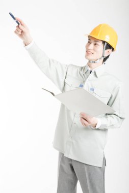 Beyaz arkaplanı gösteren Asyalı erkek mühendisin stüdyo portresi