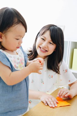 Asyalı anne-kız oynuyorlar.