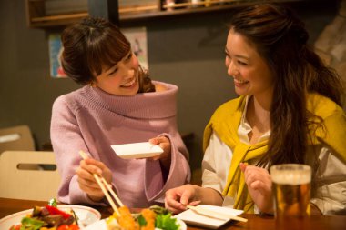 Geleneksel Japon restoranında Asyalı genç kadınlar 