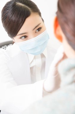 Doktor hastayı kontrol ediyor 