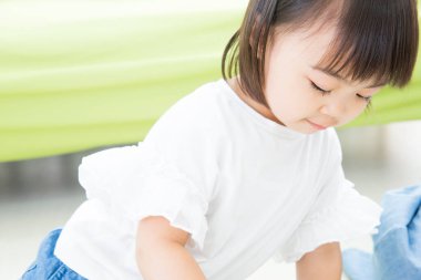 Küçük tatlı Asyalı kız evde oynuyor.