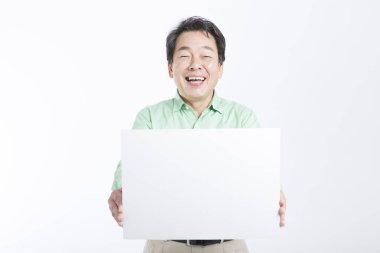 Beyaz arka planda beyaz tahtası olan son sınıf öğrencisi. 