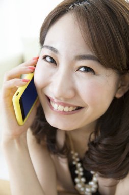 Asyalı kadın telefonla konuşuyor