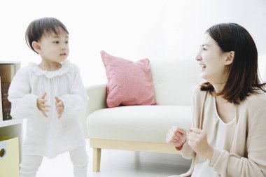 Evde annesiyle oynayan tatlı bir Japon kızı.