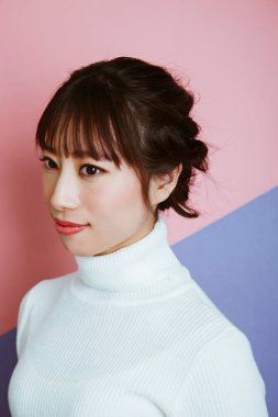 Stüdyoda poz veren genç Asyalı kız.