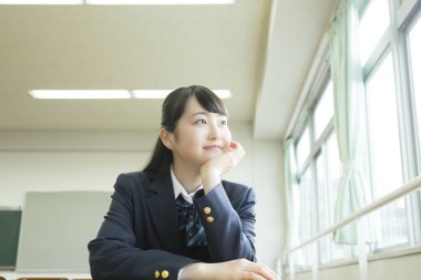 Okulda siyah üniformalı bir kız vardı ve sınıfın penceresinin yanında oturuyordu. 