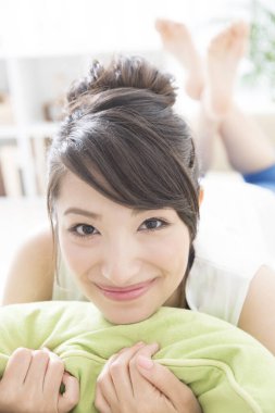 Kanepede yastıklı kadın