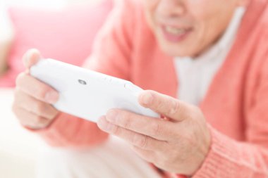 Asya adam video oyun oynarken