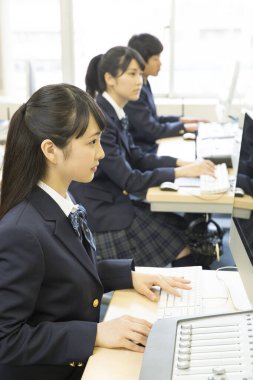 Bilgisayar sınıfında çalışan genç Japon öğrenciler.