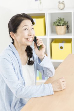 Asyalı kadın cep telefonda konuşurken