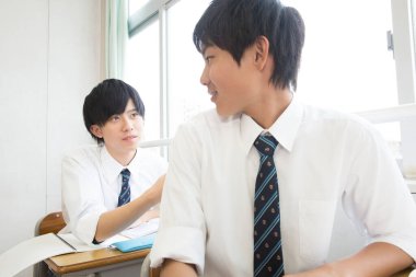 Asyalı öğrenciler sınıfta okuyor.