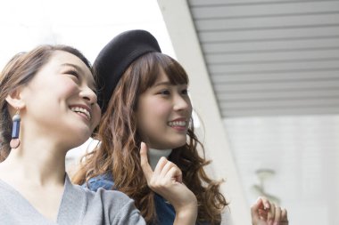 Şehir sokaklarında iki güzel Japon kadın.