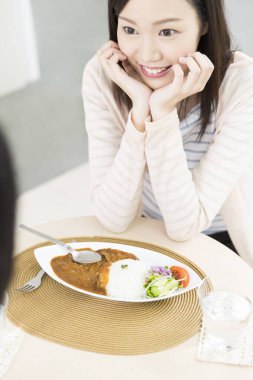 Restoranda yemek yiyen bir kadın.