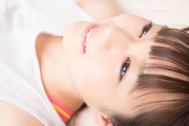 Asyalı kadın yatakta yatarken