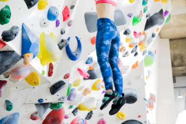 Kadın kaya tırmanışı duvarına tırmanıyor