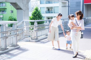 Parkta çocuklu kadınlar