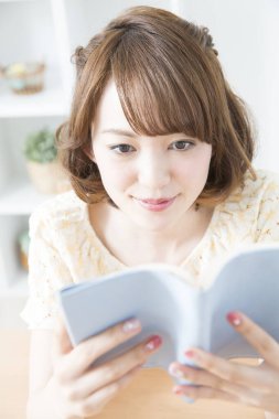 Genç Asyalı kadın kitap okumak