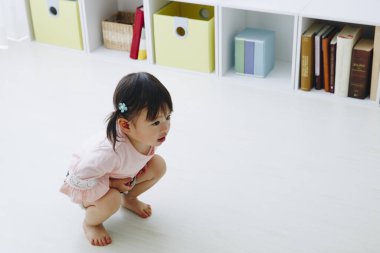 Yerde tatlı bir kız var.