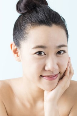 Mükemmel ciltli güzel bir Japon kadının portresi.