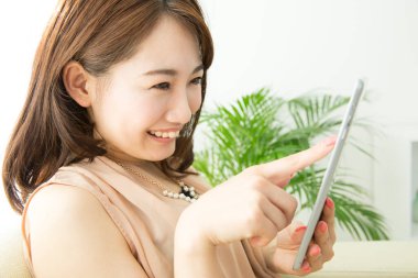 Akıllı telefon kullanan Asyalı kadın.