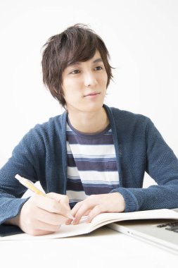 Masada not defterine Asyalı bir öğrenci yazıyor. 