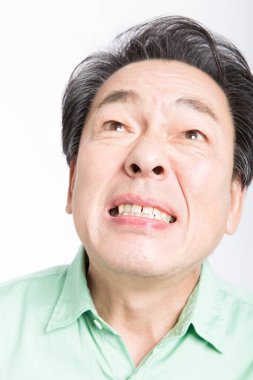 Asyalı adam kızgın, stüdyo çekimi. 