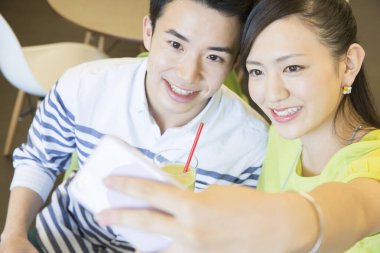 Restoranda fotoğraf çeken çift.