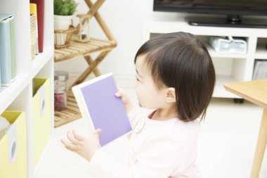 Evde kitap ile genç kız 