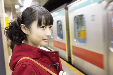 Yeraltındaki genç Asyalı kadın.