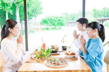 İnsanlar güzel bir restoranda yemek yiyor.