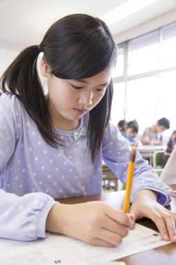 Derste sınıfta yazan Asyalı kızı kapat. 