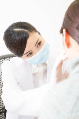 genç kadın ziyaret doktor 