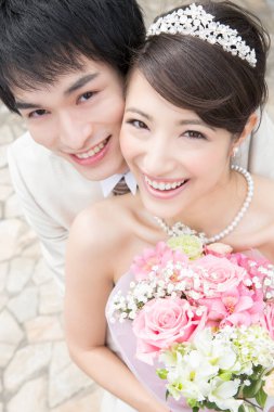 Güzel, mutlu Asyalı genç bir çiftin portresi.  