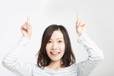 Parmaklarıyla işaret eden Asyalı kadın. 