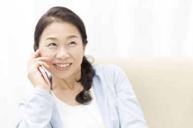 Üst düzey kadın cep telefonuyla konuşuyor.