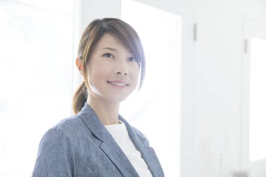 ofiste gülümseyen iş kadını 