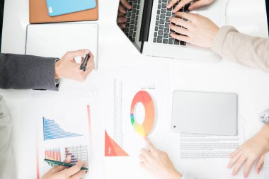 Bir iş ekibiyle Asyalı meslektaşlar arasında bir proje üzerinde ortak bir çaba.