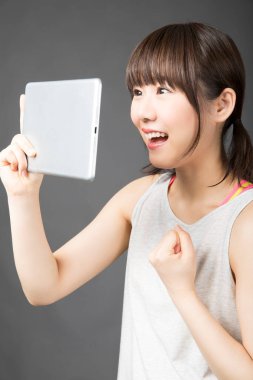 İzole edilmiş arkaplanda dijital tablet kullanan Asyalı kızın portresi