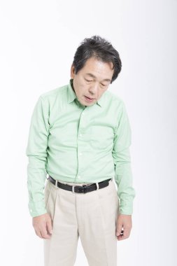 Beyaz arka plandaki Asyalı kıdemli adam..