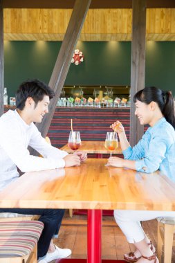 Kafede kokteyl içen mutlu genç Japon çift.