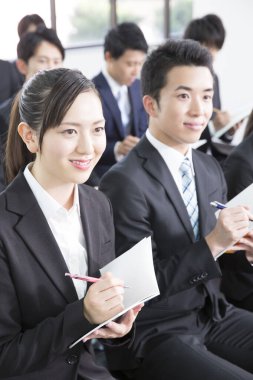 Odada bir grup genç çalışan var. yeni çalışan eğitim konsepti