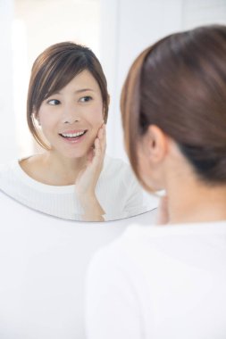 Genç Kadın Aynadaki Yansımasına Bakıyor