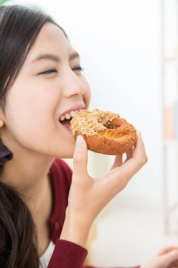 genç kadın bir donut yemek