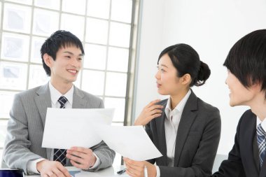 Ofiste toplanan kendinden emin genç iş adamlarının portresi.