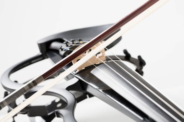 Beyaz arkaplandaki kemanın ayrıntılı görünümünü kapat